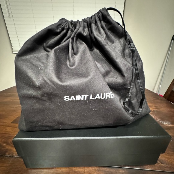 black leather hand bag with crocodile print. Can wear as hand bag or cross over. - Picture 6 of 9